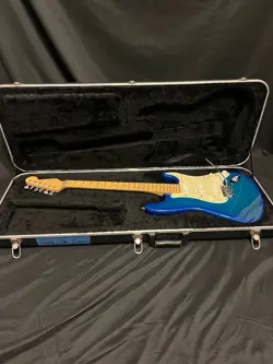 1993 FENDER USA DELUXE STRAT PLUS STRATOCASTER GUITAR IN BLUE BURST W/OHSC