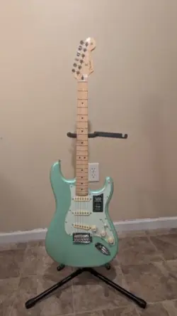 FENDER LIMITED EDITION PLAYER STRATOCASTER SURF PEARL 2024