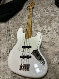 FENDER PLAYER JAZZ ELECTRIC BASS GUITAR WHITE