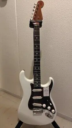 FENDER MADE IN JAPAN TRADITIONAL 60S STRATOCASTER ROASTED MAPLE NECK OLYMPIC WHI