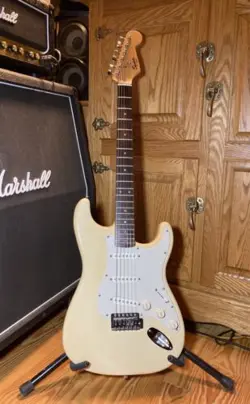 2008 SQUIER BY FENDER BULLET STRAT STRATOCASTER WITH TREMOLO ARCTIC WHITE