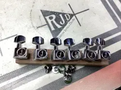 FENDER LOGO CHROME TUNERS TUNING MACHINES KEYS PEG HEADS STAGGERED