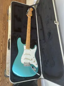 CIRCA 1989 FENDER STRAT PLUS DELUXE RARE COLOUR!