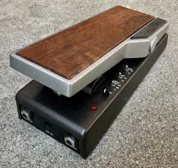 FENDER TREAD-LIGHT WAH ANALOG GUITAR EFFECTS PEDAL