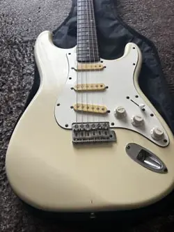 FENDER SQUIER STRATOCASTER WHITE E SERIAL
