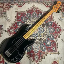 MODEL DELUXE BLACK