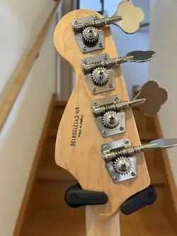 ELECTRIC BASS FENDER