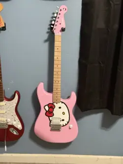 FENDER® X HELLO KITTY® PINK STRATOCASTER®