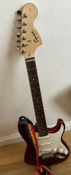 VINTAGE EARLY 2000’S SQUIRE STRATOCASTER, FENDER GUITAR- COMES WITH CASE