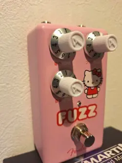 FENDER HELLO KITTY FUZZ PINK GUITAR EFFECT PEDAL FENDER X HELLO KITTY