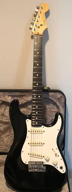 FENDER USA STANDARD STRATOCASTER 1983 VINTAGE BLACK W/HARD CASE