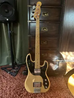 2011 FENDER MODERN PLAYER TELECASTER BASS GUITAR