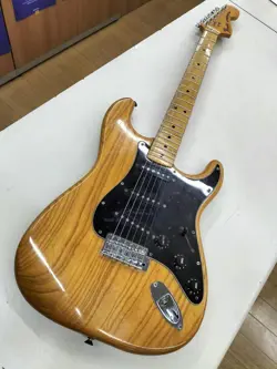 FENDER STRATOCASTER NATURAL MADE IN USA SOLID BODY ELECTRIC GUITAR