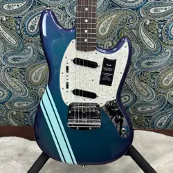 FENDER VINTERA II '70S COMPETITION MUSTANG GUITAR IN COMPETITION BURGUNDY