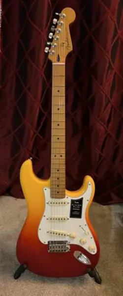 FENDER PLAYER PLUS STRATOCASTER MAPLE FINGERBOARD GUITAR TEQUILA SUNRISE