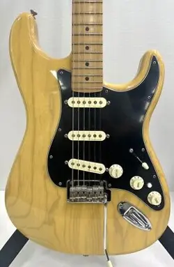 FENDER DELUXE PLAYER STRATOCASTER ASH BODY NOISELESS PICKUPS - USED