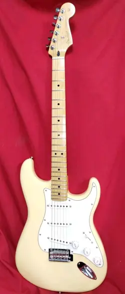 FENDER STRATOCASTER 70TH ANNIVERSARY WITH GIG BAG MIM  EXCELLENT CONDITION 