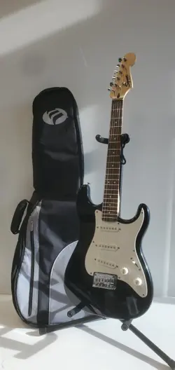 FENDER SQUIER STRATOCASTER (INDONESIA) (P19010373)