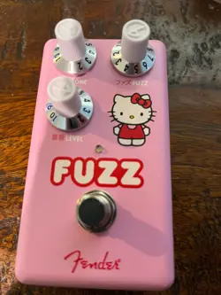 FENDER X HELLO KITTY FUZZ PEDAL PINK