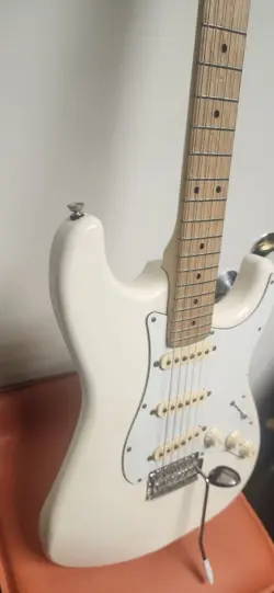 STRATOCASTER NOT FENDER
