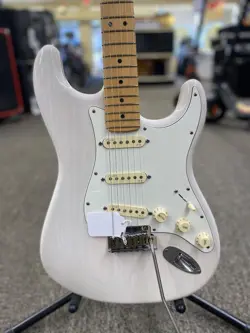 STANDARD STRATOCASTER 2015