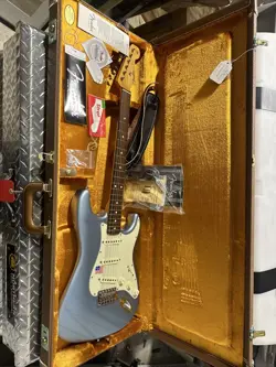 REISSUE STRATOCASTER IN