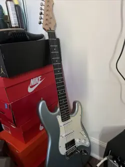 DONNER DST-152 ELECTRIC GUITAR AND FENDER AMP