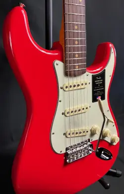 FENDER AMERICAN VINTAGE II 1961 STRATOCASTER ELECTRIC GUITAR FIESTA RED FINISH