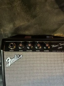 POWERED GUITAR AMPLIFIER