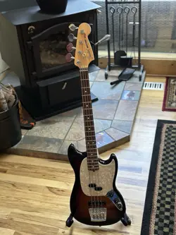 FENDER AMERICAN PERFORMER MUSTANG BASS ROSEWOOD FINGERBOARD 3-COLOR SUNBURST