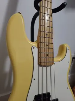 FENDER PLAYER PRECISION ELECTRIC BASS GUITAR, MAPLE FINGERBOARD - BUTTERCREAM
