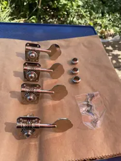 FENDER STYLE BASS TUNERS