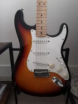 FENDER CLASSIC SERIES '70S STRATOCASTER - WITH HARD SHELL CASE