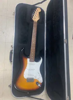 FENDER STRATOCASTER ELECTRIC GUITAR SQUIRE SUNBURST IN HARD CASE