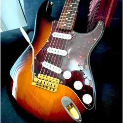 FENDER USA SRV STEVIE RAY VAUGHAN STRATOCASTER GUITAR SUNBURST