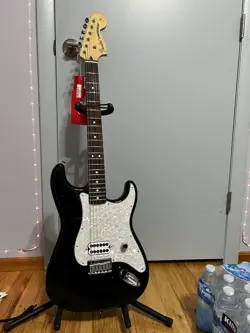 FENDER LIMITED EDITION TOM DELONGE STRATOCASTER BLACK W/ DELUXE GIG BAG