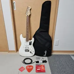 ELECTRIC GUITAR FENDER PLAYER STRATOCASTER HSS PAU FERRO FINGERBOARD POLAR WHITE