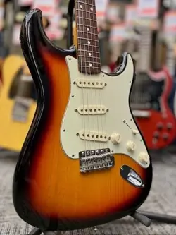 FENDER AMERICAN VINTAGE '62 STRATOCASTER 'THIN LACQUER' -3-COLOR SUNBURST- 2011