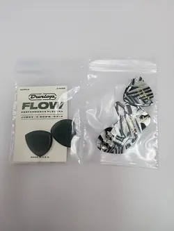2 DUNLOP FLOW 4.20 JUMBO & 12 FENDER MEDIUM GUITAR PICK LOT