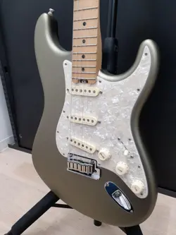 FENDER AMERICAN ELITE STRATOCASTER USED 2019 ALDER BODY MAPLE NECK W/HARD CASE