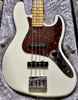2024 FENDER AMERICAN PROFESSIONAL II JAZZ BASS W/ CASE OLYMPIC WHITE