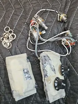 HARNESS PICKUPS. CHROME/