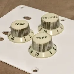 3 SPOKE FENDER VINTAGE 62 REISSUE STRAT GUITAR GREEN FONT KNOBS RELIC AGED WHITE