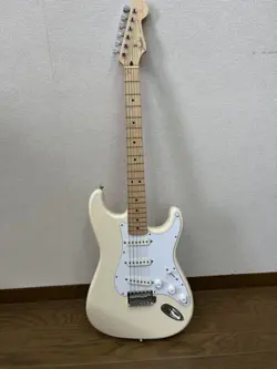 FENDER WHITE ELECTRIC GUITAR