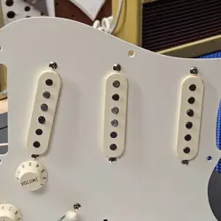 2011 FENDER ERIC JOHNSON STRAT LOADED PICKGUARD VINTAGE 1-PLY 8-HOLE USA GUITAR