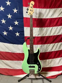 FENDER DELUXE ACTIVE PRECISION BASS SPECIAL, SURF PEARL W/ PAU FERRO FRETBOARD