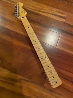 STRATOCASTER TUNERS PLATE