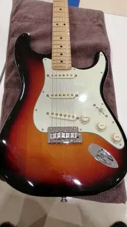 FENDER AM PRO STRAT MN 3TS USED ALDER BODY MAPLE NECK/FINGERBOARD W/HARD CASE