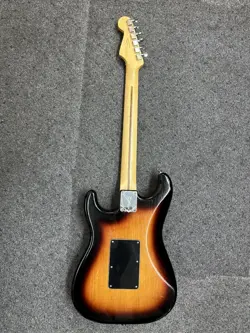 STRATOCASTER 3-COLOR SUNBURST/PAU