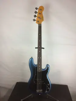 EXCELLENT FENDER AMERICAN PROFESSIONAL II PRECISION BASS 4-STRING BASS GUITAR, R